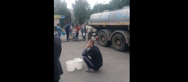 Очереди за водой выстроились после ЧП в Речице Очереди за водой выстроились после ЧП в Речице - Sputnik Беларусь