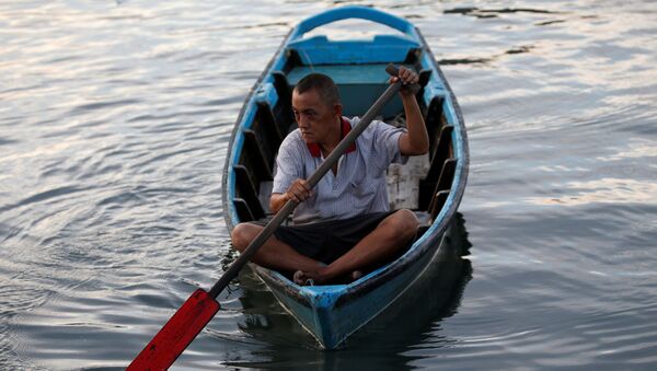 Мужчина на лодке в Индонезии - Sputnik Беларусь