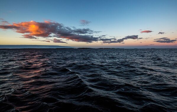 Ладожское озеро – крупнейшее в Европе. Воды его медленно нагреваются весной и столь же неспешно остывают осенью. - Sputnik Беларусь