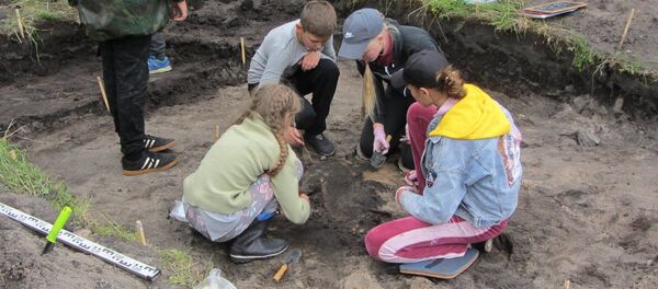 Раскопки на месте обнаружения захоронения Раскопки на месте обнаружения захоронения - Sputnik Беларусь