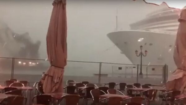 Круизный лайнер едва не врезался в причал в Венеции  - Sputnik Беларусь