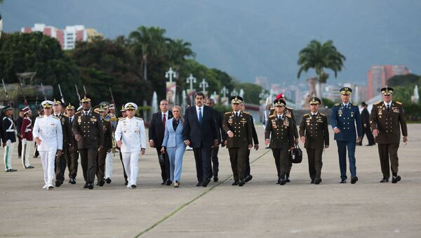 Президент Венесуэлы Николас Мадуро с супругой, министром обороны и руководством армии в Каракасе - Sputnik Беларусь