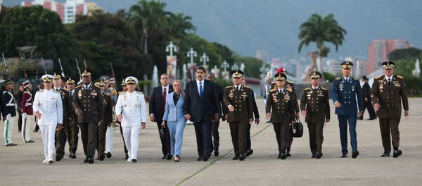 Президент Венесуэлы Николас Мадуро с супругой, министром обороны и руководством армии в Каракасе Президент Венесуэлы Николас Мадуро с супругой, министром обороны и руководством армии в Каракасе - Sputnik Беларусь
