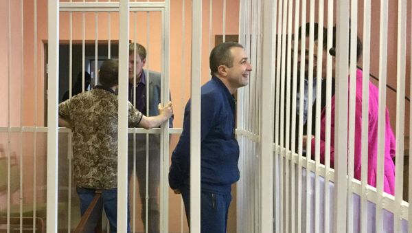 Обвиняемый  Исмаилов разговаривает с адвокатом перед началом  суда  - Sputnik Беларусь