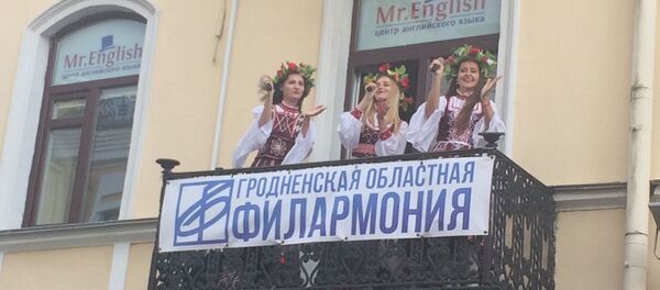 Канцэрт з купальскімі песнямі зладзілі на балконе ў цэнтры Гродна – відэа Канцэрт з купальскімі песнямі зладзілі на балконе ў цэнтры Гродна – відэа - Sputnik Беларусь