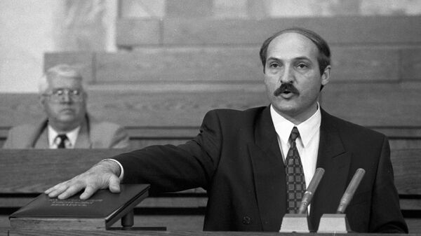 20 июля 1994 года Лукашенко присягнул на Конституции Беларуси - Sputnik Беларусь