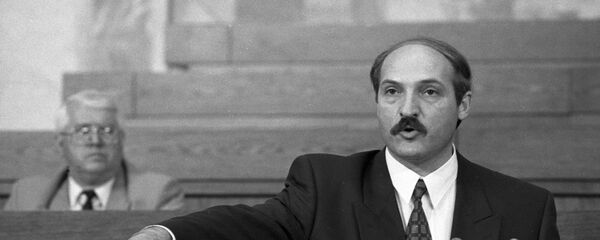 20 июля 1994 года Лукашенко присягнул на Конституции Беларуси - Sputnik Беларусь