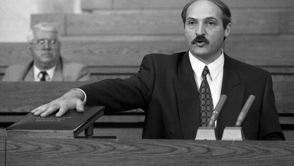 20 июля 1994 года Лукашенко присягнул на Конституции Беларуси - Sputnik Беларусь