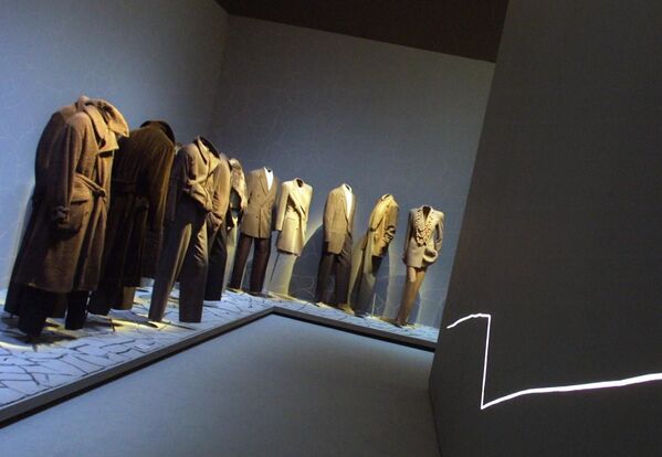 Если в мире еще оставались люди, сомневающиеся в таланте Джорджио Армани, то событие, произошедшее в ноябре 2000 года, окончательно расставило все точки над i. В музее Гуггенхайма (Нью-Йорк) открылась 25-летняя ретроспектива, в которой было выставлено более 400 предметов одежды от Armani. На выставке присутствовали не только ведущие модные эксперты, но и голливудские знаменитости, спортсмены и музыканты. Для них Джорджио Армани – эталон качества и утонченности. - Sputnik Беларусь