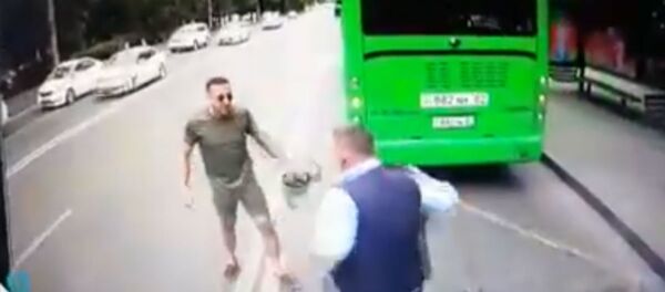 Мужчина на самокате избил водителя автобуса и попал под машину - Sputnik Беларусь