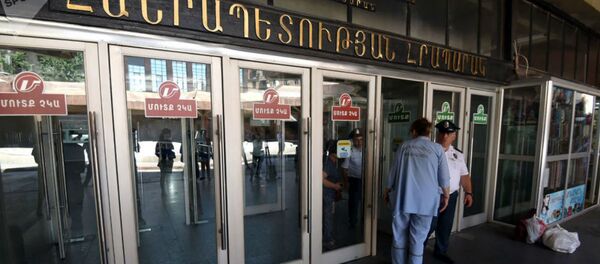 Люди перед закрытой станцией метро в Ереване - Sputnik Беларусь