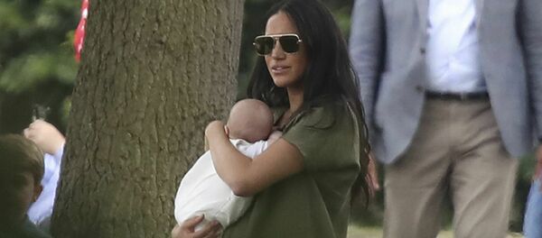 Меган Маркл с сыном Арчи на матче по поло - Sputnik Беларусь