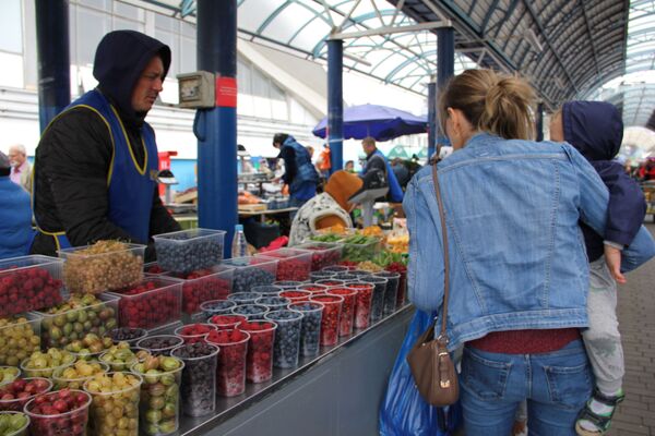 Черешня и черника – по 4,5 рубля! Обзор цен на Комаровке - Sputnik Беларусь