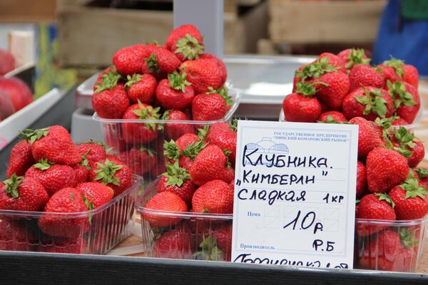 Черешня и черника – по 4,5 рубля! Обзор цен на Комаровке - Sputnik Беларусь