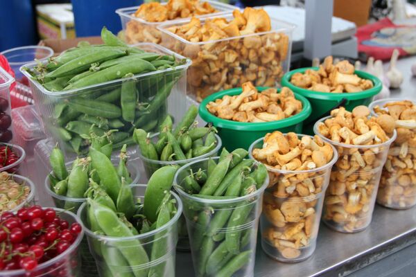 Черешня и черника – по 4,5 рубля! Обзор цен на Комаровке - Sputnik Беларусь