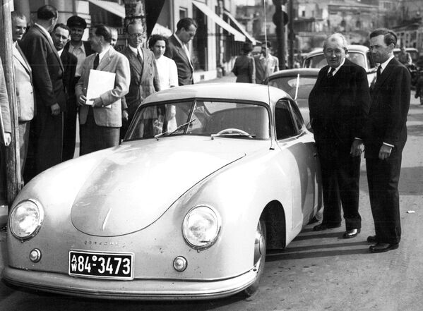 Разработал Volkswagen Beetle австрийско-немецкий предприниматель и автомобильный дизайнер Фердинанд Порше. На фото он со своим сыном, который также принимал участие в работе над Жуком. Автомобиль стал основой для создания спортивного автомобиля Porsche 356 (на фото). - Sputnik Беларусь