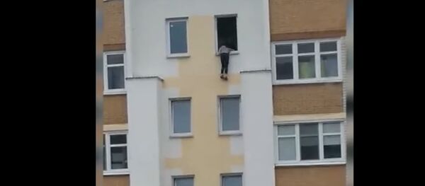 Опасное селфи: в Бресте подросток ради фото повис на подоконнике - Sputnik Беларусь