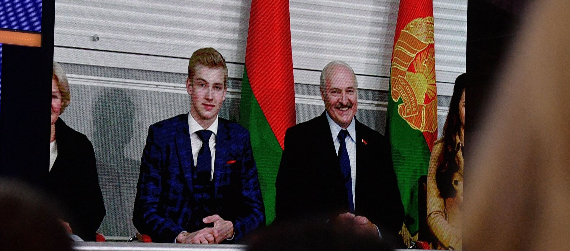 Лукашенко и его младший сын Николай смотрели концерт из ложи, к которой то и дело обращались взгляды зрителей - Sputnik Беларусь, 1920, 29.01.2021