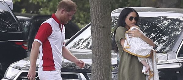 Меган Маркл и принц Гарри с сыном Арчи на матче по поло - Sputnik Беларусь