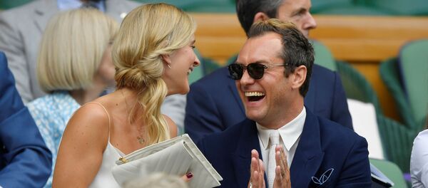 Актер Джуд Лоу с супругой Филиппой Коэн - Sputnik Беларусь