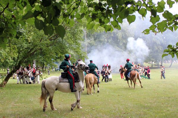 Фотофакт: реконструкция сражения 1812 года прошла у стен Мирского замка - Sputnik Беларусь