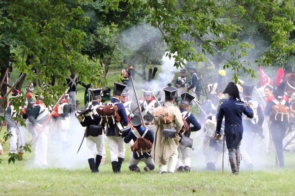 Фотофакт: реконструкция сражения 1812 года прошла у стен Мирского замка - Sputnik Беларусь