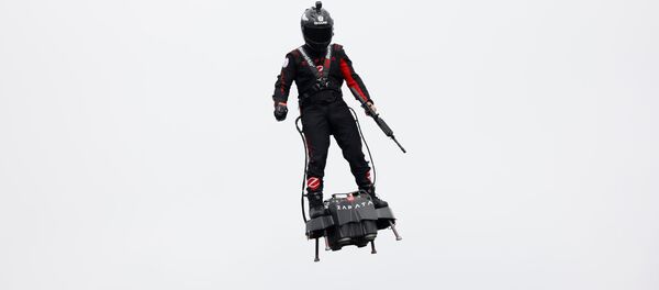 Француз Фрэнки Запата у Эйфелевой башни в День взятия Бастилии - Sputnik Беларусь