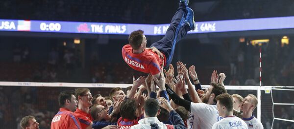 Российские волейболисты радуются победе в Лиге наций Российские волейболисты радуются победе в Лиге наций - Sputnik Беларусь