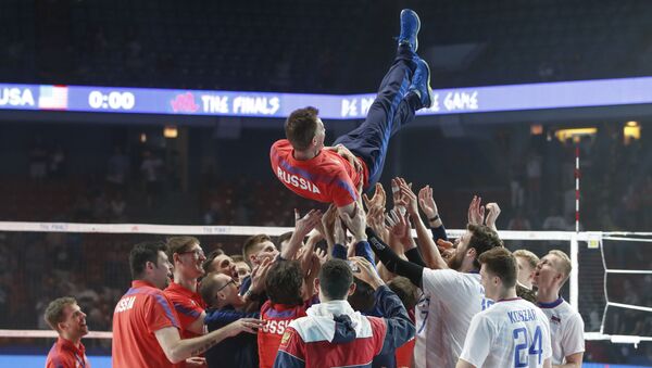 Российские волейболисты радуются победе в Лиге наций - Sputnik Беларусь
