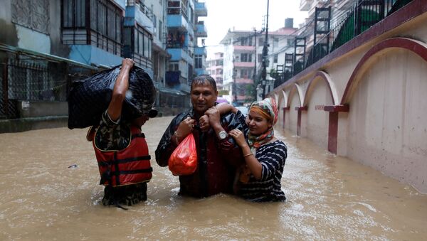 Жители Катманду во время наводнения - Sputnik Беларусь