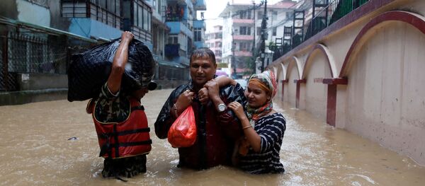Жители Катманду во время наводнения - Sputnik Беларусь