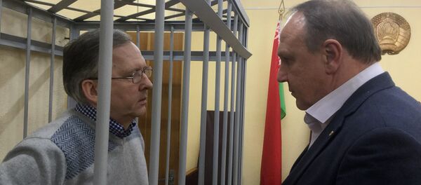 Главный инженер МЗКТ Андрей Головач со своим адвокатом Алексеем Шваковым перед началом судебного заседания Главный инженер МЗКТ Андрей Головач со своим адвокатом Алексеем Шваковым перед началом судебного заседания - Sputnik Беларусь