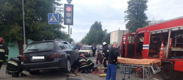 В Бобруйске БМВ выехало на тротуар, женщину-пешехода из-под автомобиля извлекли спасатели - Sputnik Беларусь