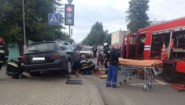 В Бобруйске БМВ выехало на тротуар, женщину-пешехода из-под автомобиля извлекли спасатели - Sputnik Беларусь