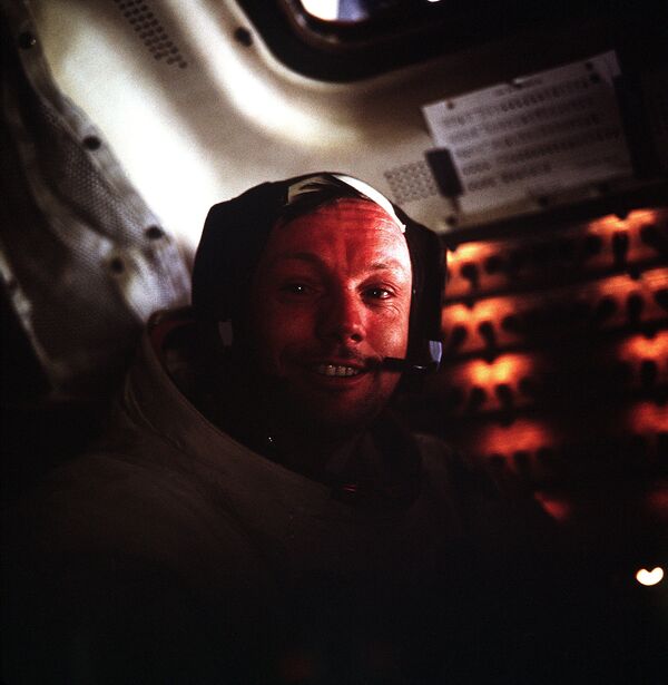 Астронавт Нил Армстронг внутри лунного модуля во время посадки на Луну Аполлона-11 20 июля 1969 года. - Sputnik Беларусь
