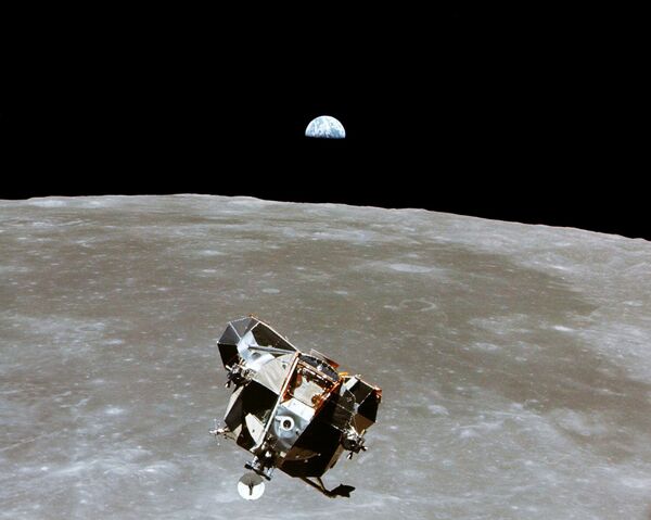 Лунный модуль Орел с Армстронгом и Олдрином на борту перед стыковкой с командным модулем Колумбия, откуда Майкл Коллинз и сделал это фото 20 июля 1969 года. - Sputnik Беларусь