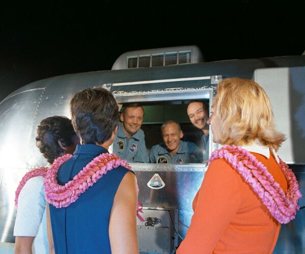 Астронавты Нил Армстронг, Эдвин Олдрин и Майкл Коллинз в карантинном блоке после возвращения на Землю. Встреча с женами на военно-воздушной базе Эллингтон 27 июля 1969 года. - Sputnik Беларусь