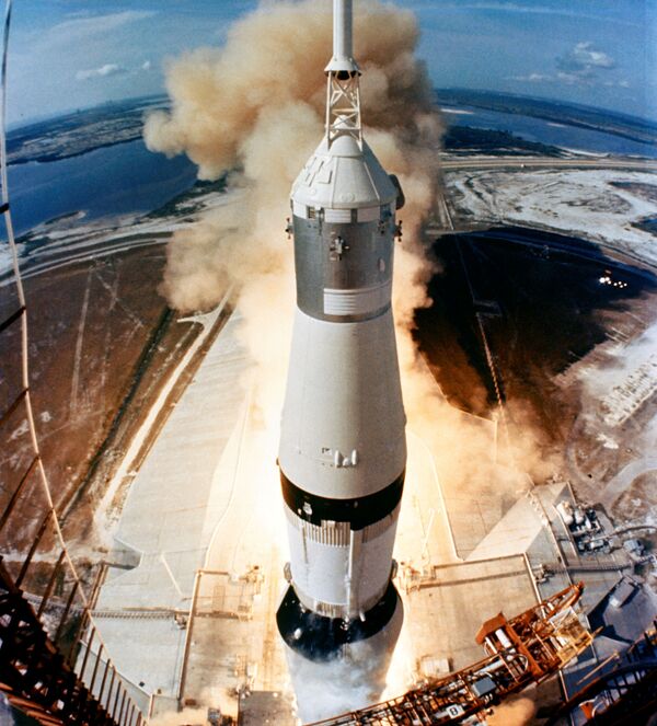 Старт ракетоносителя Сатурн-5 с Аполлоном-11 16 июля 1969 года. Все три ступени ракеты-носителя во время взлета отработали штатно. Через 11 минут 42 секунды после старта Аполлон-11 вышел на практически круговую околоземную орбиту. - Sputnik Беларусь