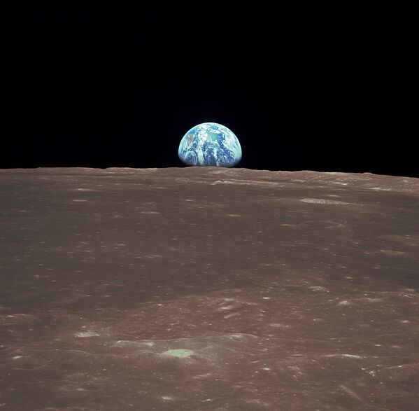 Земля поднимается над горизонтом Луны во время лунной миссии Аполлона-11. Корабль подлетает к Морю Смита. - Sputnik Беларусь