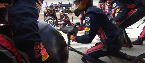 Шиномонтажу и не снилось: рекордный пит-стоп провели в Формуле-1 - видео - Sputnik Беларусь