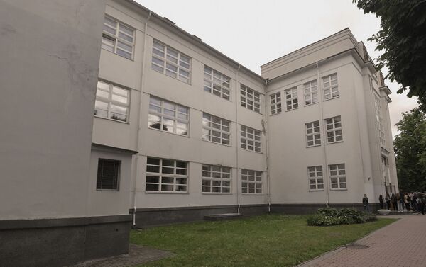 Отсутствие центральной симметрии, павильонный принцип, большие окна — основные признаки стиля отображены в этом здании. - Sputnik Беларусь
