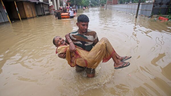 Жительницу Индии спасают во время наводнения - Sputnik Беларусь