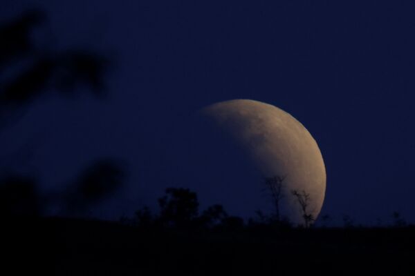 Частичное лунное затмение в Бразилии - Sputnik Беларусь