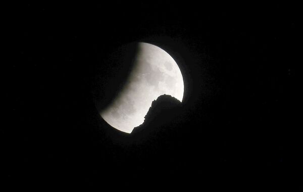 Частичное лунное затмение в швейцарских Альпах   - Sputnik Беларусь