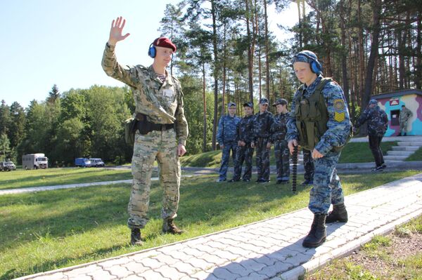 Прививка от страха армии: чему учит военно-патриотический лагерь внутренних войск  - Sputnik Беларусь