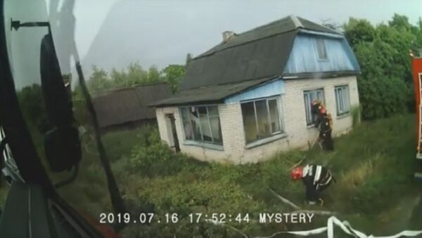 Видео: пару спасли из горящего дома в Орше – их доставали через окно - Sputnik Беларусь