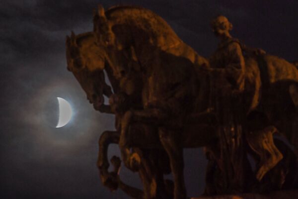 Частичное лунное затмение в Сан-Паулу - Sputnik Беларусь