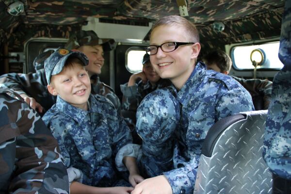 Прививка от страха армии: чему учит военно-патриотический лагерь внутренних войск  - Sputnik Беларусь