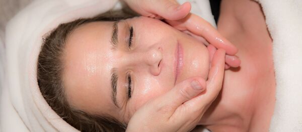 Большинство косметологических процедур относятся к уходовым, а не к медицинским. Но даже их лучше доверить профессионалам - Sputnik Беларусь