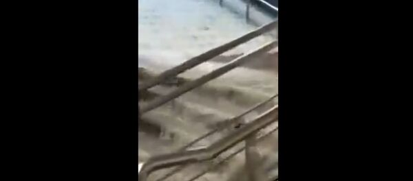 Настоящий водопад: ливень затопил станцию метро в Москве - Sputnik Беларусь